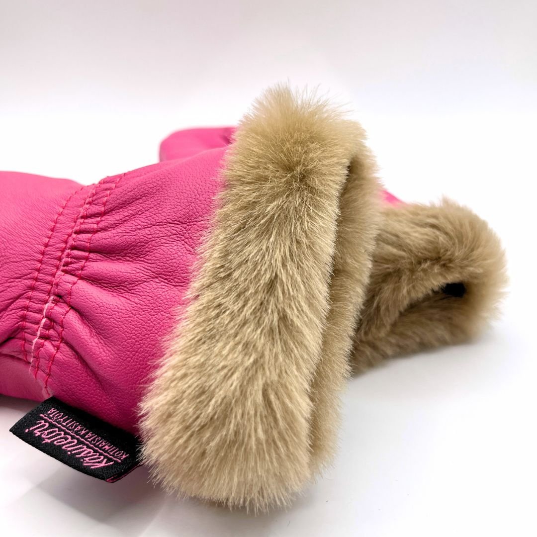 Fuksian väristen rukkasten turkisreunus