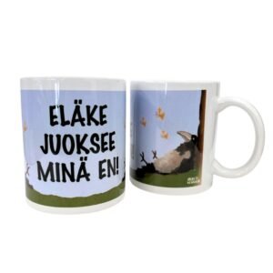 Kahvimuki, jossa kuvituksena männyn alla loikoileva varis, sekä teksti "Eläke juoksee minä en!"