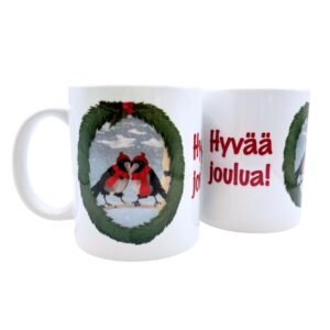 Valkoinen kahvimuki, jossa kuvitus talvisessa maisemassa olevat varikset, sekä teksti "Hyvää joulua!"