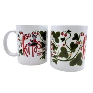 Valkoinen muki, jossa kuvitus mansikoista ja mansikoita syövästä kissasta, sekä teksti "Iso kiitos ja makoisia hetkiä!"