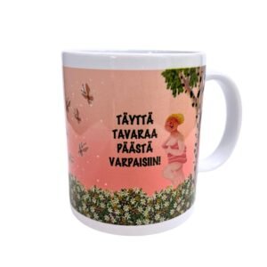 Vaaleanpunasävyinen kahvimuki, jossa kuvituksena kukkapellolla pyyhe päällä hyppivä nainen, sekä teksti "Täyttä tavaraa päästä varpaisiin!"