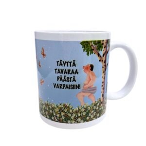 Sinisävyinen muki, jossa kuvitus pyyhe päällä kukkaniityllä hyppivästä miehestä, sekä teksti "Täyttä tavaraa päästä varpaisiin!"