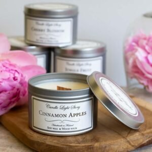 Kotimainen_tuoksukynttilä-vegaaninen_soijavahakynttilä-Candle-Light-Story-Cinnamon_Apples-Omena-tuoksukynttilä-neliö