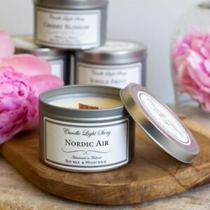 Kotimainen_tuoksukynttilä-vegaaninen_soijavahakynttilä-Candle-Light-Story-Norcid_Air-kynttilä-neliö