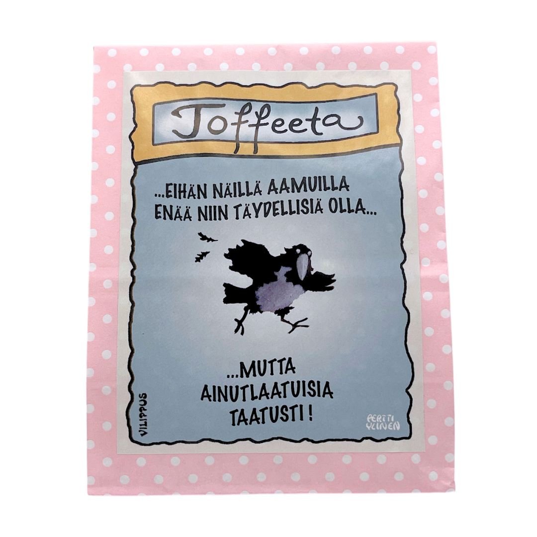 Kermatoffeeta pakattuna paperipussiin, jonka kyljessä kuvitus kiireisestä variksesta, sekä teksti "Eihän näillä aamuilla enää niin täydellisiä olla, mutta ainutlaatuisia taatusti!"