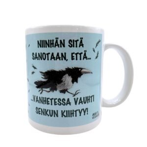 Muki, jonka kuvituksena juokseva varis ja pöllyävät höyhenet vaaleansinisellä taustalla, sekä teksti "Niinhän sitä sanotaan, että vanhetessa vauhti senkun kiihtyy!"