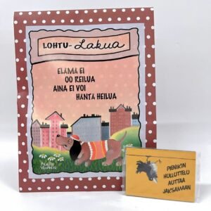 Lohtulahja: lakupussi, jonka etiketissä on kuvitus surullisesta koirasta, sekä tekstit "lohtu-lakua" ja "Elämä ei oo reilua, aina ei voi häntä heilua", sekä pieni magneetti oranssilla taustalla ja pää alaspäin roikkuvalla variksella, sekä teksti "Pienikin hulluttelu auttaa jaksamaan"