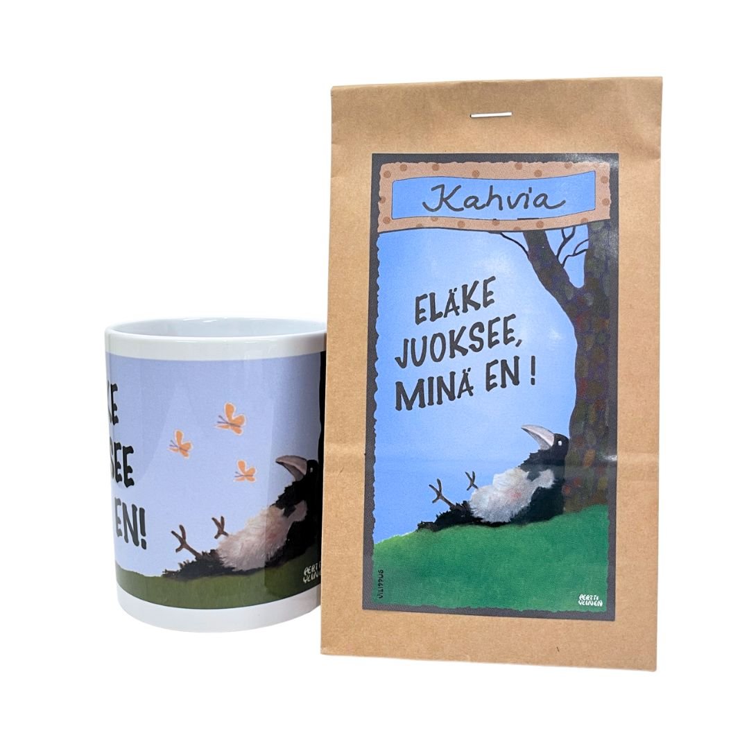 Eläkelahja, jossa muki ja paperinen kahvipussi, joiden kuvituksessa loikoileva varis, sekä teksti "Eläke juoksee, minä en!"